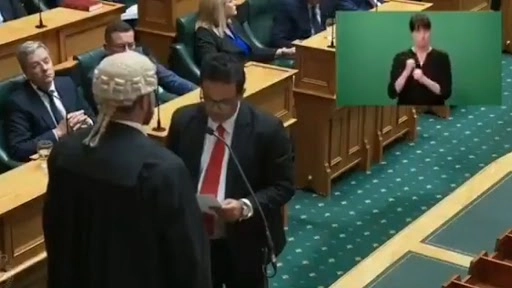  न्यूजीलैंड के सांसद डॉ गौरव शर्मा ने संस्कृत में ली शपथ, देखें वीडियो