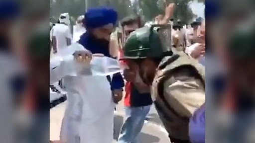 आंसू गैस और वाटर कैनन का सामना करने के बावजूद, विरोध कर रहे किसानों ने पुलिसवालों को पिलाया पा