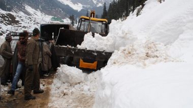 जम्मू-श्रीनगर राष्ट्रीय राजमार्ग बर्फबारी व भूस्खलन के बाद बंद