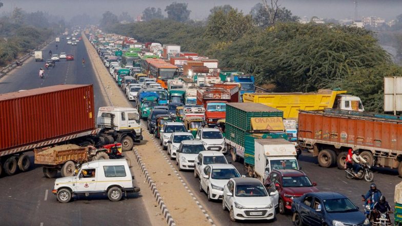 Bharat Bandh: किसानों ने एनएच-24 को अवरुद्ध करना जारी रखा, लोगों की परेशानी बढीं