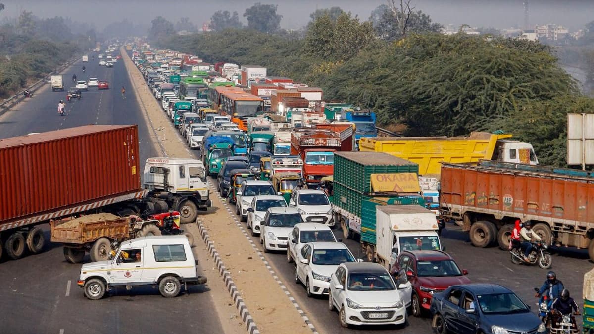 Bharat Bandh: किसानों ने एनएच-24 को अवरुद्ध करना जारी रखा, लोगों की परेशानी बढीं