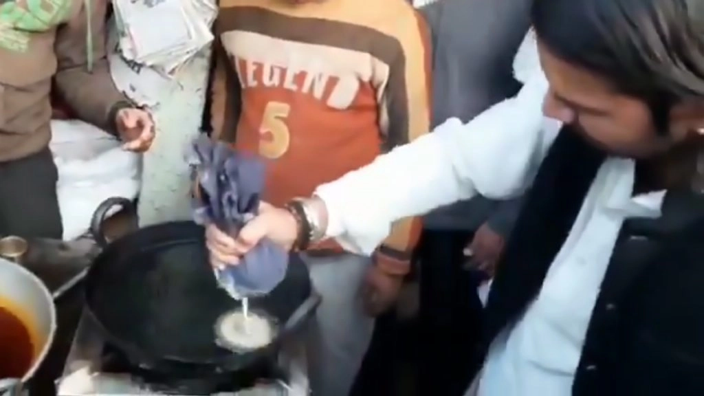 हसनपुर में RJD नेता तेज प्रताप यादव जलेबियां बनाते आए नजर, देखें VIDEO