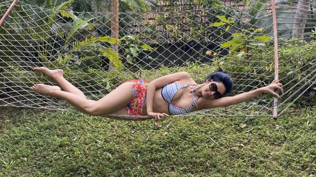 मल्लिका शेरावत ने बिकिनी पहन दिखाया ग्लैमरस लुक 