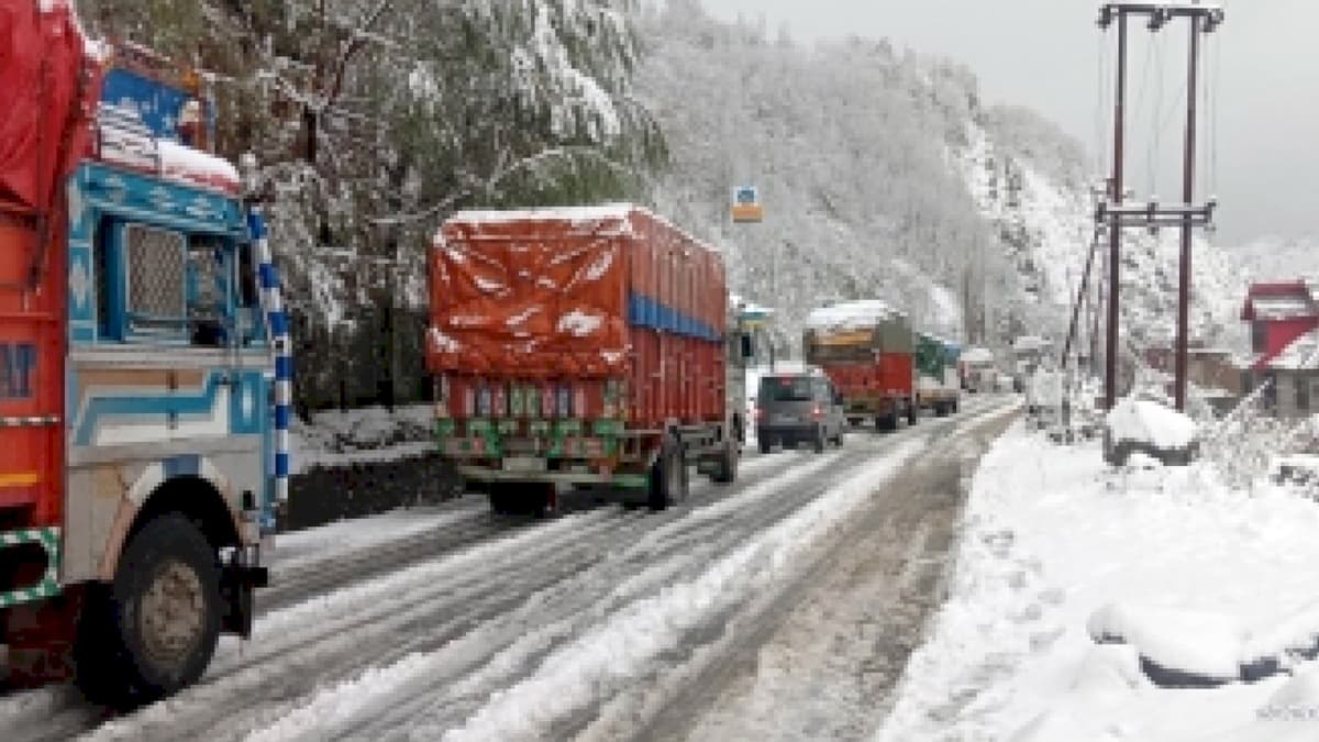 Jammu-Kashmir: ऊंचाई वाले इलाकों में बर्फबारी शुरू, मैदानी इलाकों में भारी बारिश