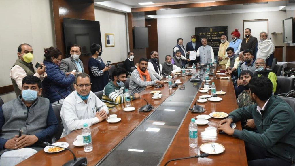 भारत बंद से पहले कृषि मंत्री नरेंद्र सिंह तोमर से मिले किसान संगठन के कई नेता, बोले- कृषि कानून रद्द न करें