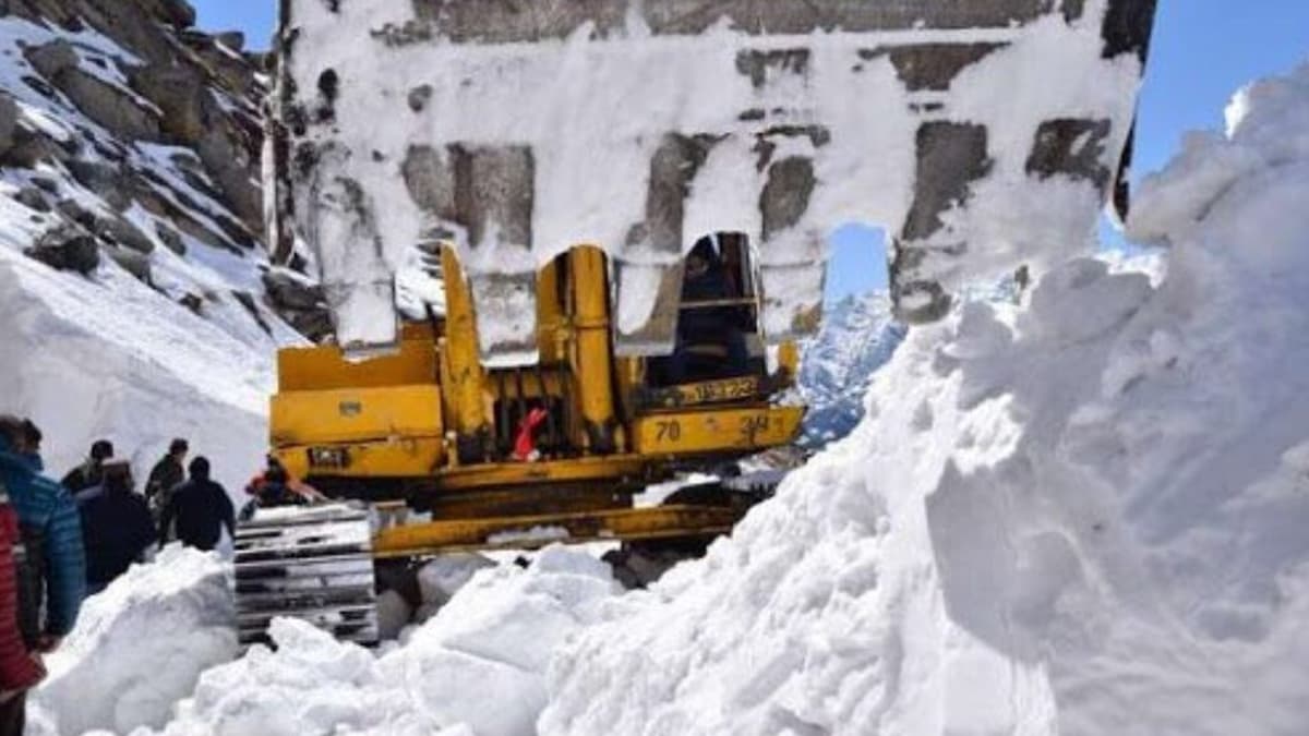 बर्फबारी के बाद ईरान की पहाड़ियों में मिले 12 शव