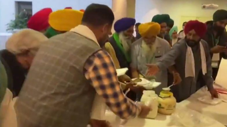 Farmer Protest: किसानों ने नहीं खाया विज्ञान भवन में सरकार का खाना, बाहर से लंच मंगवा कर खाया (Watch Video)