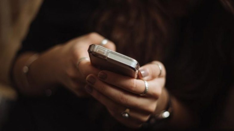भारत में रोजाना Smartphone पर खर्च होने वाला समय 25 फीसदी बढ़ा: रिपोर्ट