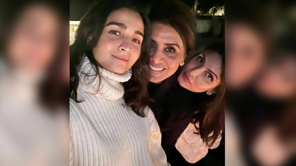 रिद्धिमा कपूर साहनी ने आलिया भट्ट, मां नीतू कपूर संग सेल्फी शेयर की 