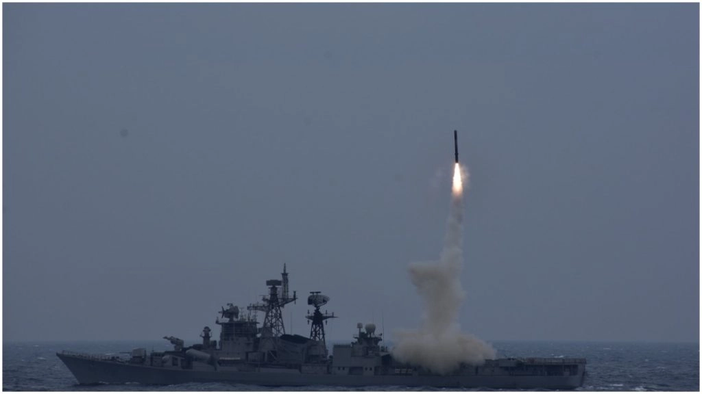 नौसेना ने ब्रह्मोस मिसाइल के एंटी-शिप वर्जन का किया सफल परीक्षण 