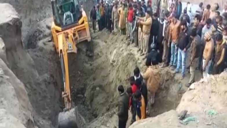 UP: नए साल से पहले आगरा के रूनकता में पसरा मातम, खेलते-खेलते मिट्टी में दब गए कई मासूम- 3 ने तोड़ा दम