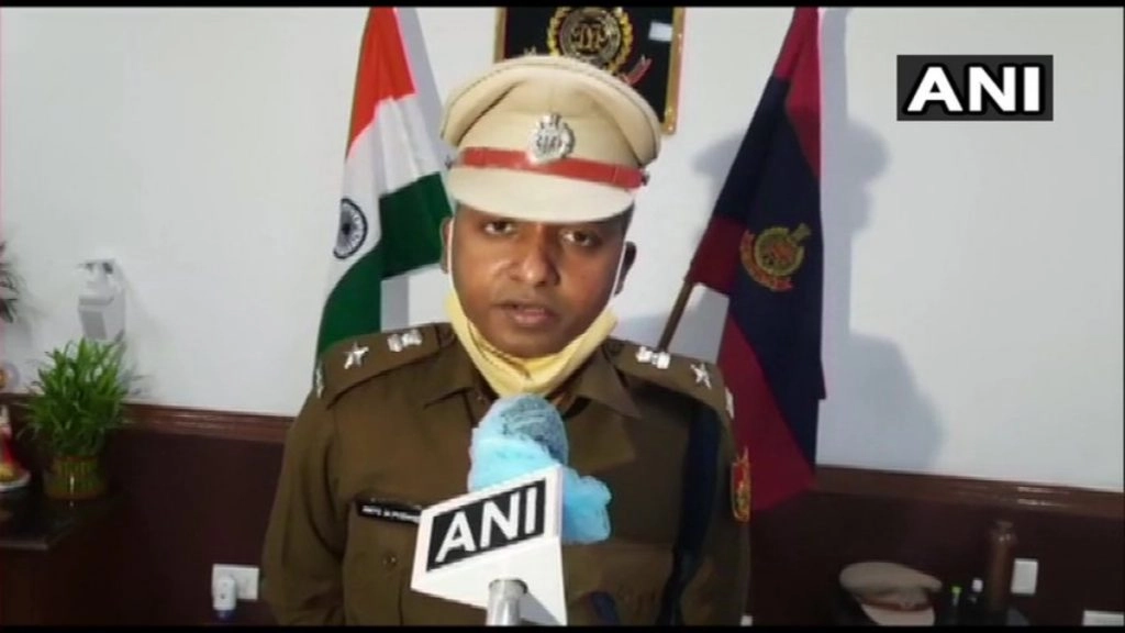 आप ने केजरीवाल को नजरंबद करने का लगाया आरोप, पुलिस ने किया इनकार