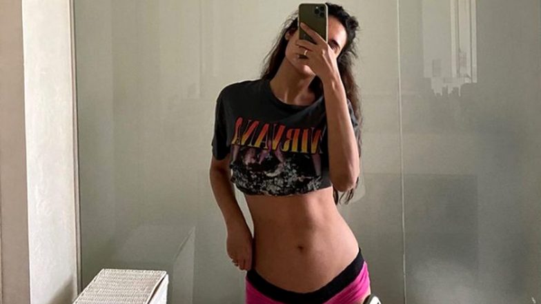 Esha Gupta Topless Photo: ईशा गुप्ता ने बेडरूम से शेयर की टॉपलेस फोटो, फोन छिपाकर देखें