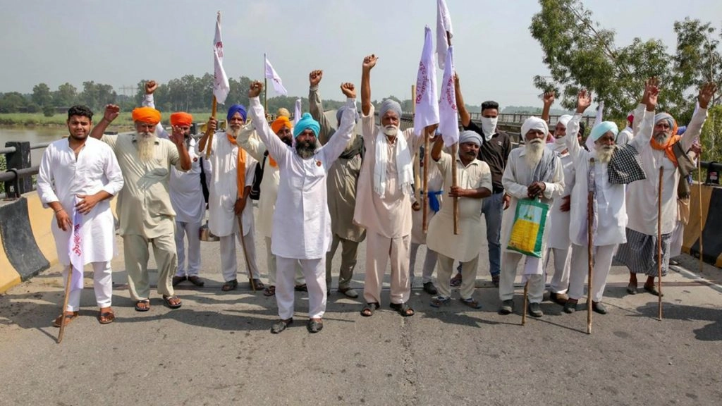 कृषि कानूनों के विरोध में धूप में बैठ कर एक बाबा का तप