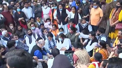 डिप्टी मनीष सिसोदिया सीएम अरविंद केजरीवाल को नजरबंद करने के विरोध में उनके आवास के बाहर धरने पर बैठे 