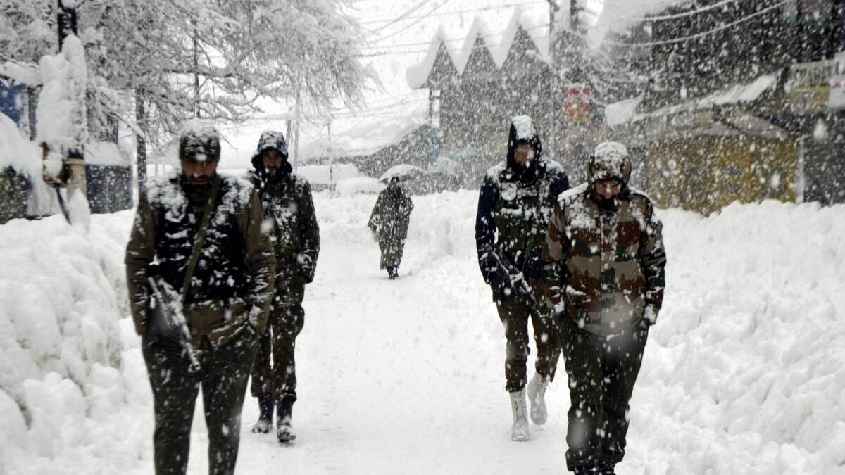 Weather Forecast: कश्मीर में शीतलहर का प्रकोप जारी, कई इलाकों में तापमान शून्य से नीचे