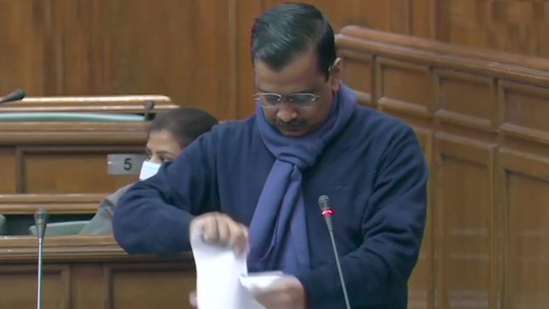Farmers Protest: दिल्ली विधानसभा में CM अरविंद केजरीवाल समेत AAP नेताओं ने फाड़ी कृषि कानून की कॉपी, कही ये बात