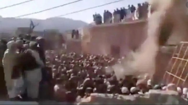 पाकिस्तान में गुस्साई भीड़ ने हिंदू मंदिर में की तोड़फोड़, हिंदू पूजा स्थल को की हटाने की मांग