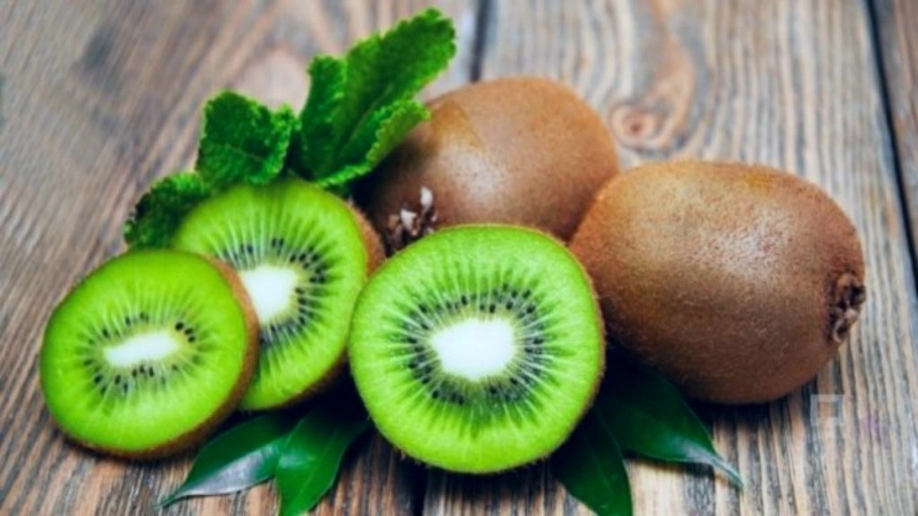 ब्लड प्रेशर से लेकर फेस पैक तक जानें किवी के चौंकाने वाले फायदे