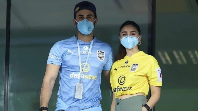 Ranbir Kapooor And Alia Bhatt Photos: गोवा में एक साथ फूटबाल मैच देखते नजर आए रणबीर कपूर और आलिया भट्ट, स्टेडियम में दिखा ऐसा अंदाज