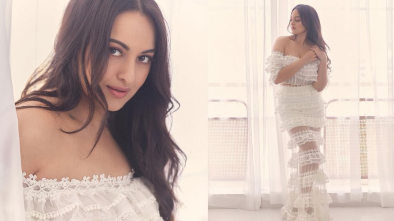 Sonakshi Sinha Hot Photo: सोनाक्षी सिन्हा ने वाईट ड्रेस में दिखाया ग्लैमरस अवतार, लुक कर देगा हैरान