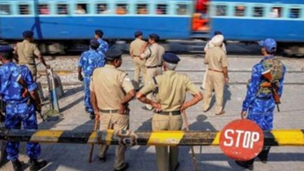 यूपी में रेलवे क्रॉसिंग पर ट्रेन ने मारी कई वाहनों को टक्कर, 5 लोगों की मौत