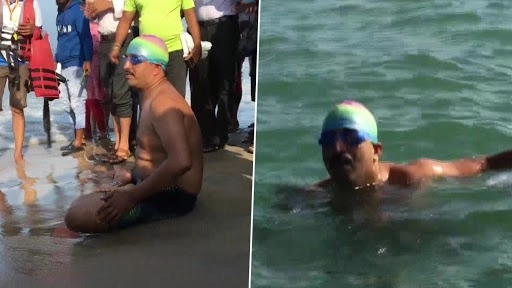पद्मासन स्थिति में 1 किलोमीटर तक इस शिक्षक ने समुद्र में की तैराकी, देखें तस्वीरें