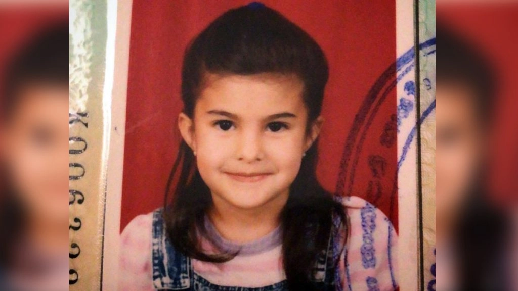  जैकलीन फर्नांडिज ने अपने बचपन की क्यूट फोटो शेयर की 