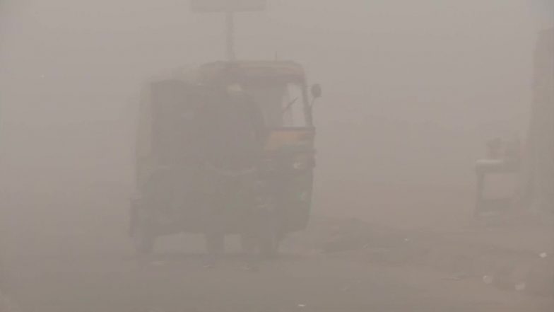 Delhi Weather Update: दिल्ली-एनसीआर में कोहरे का प्रकोप, विजिबिलिटी हुई कम तो प्रदूषण में हुआ इजाफा