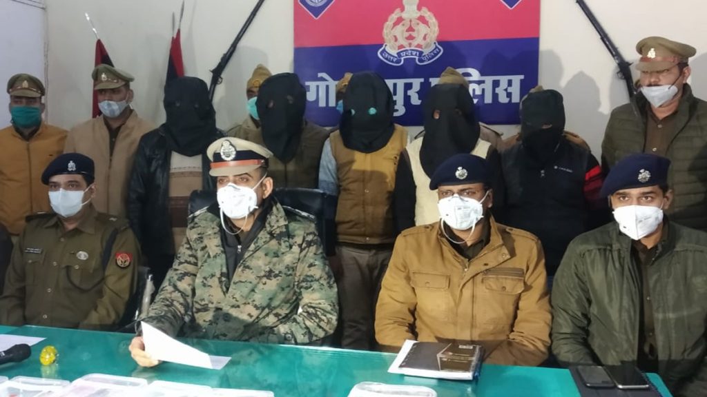 Gorakhpur: खाकी वर्दी वाले ही निकले लुटेरे, सर्राफा करोबारियों लुटे थे लाखों रुपये 