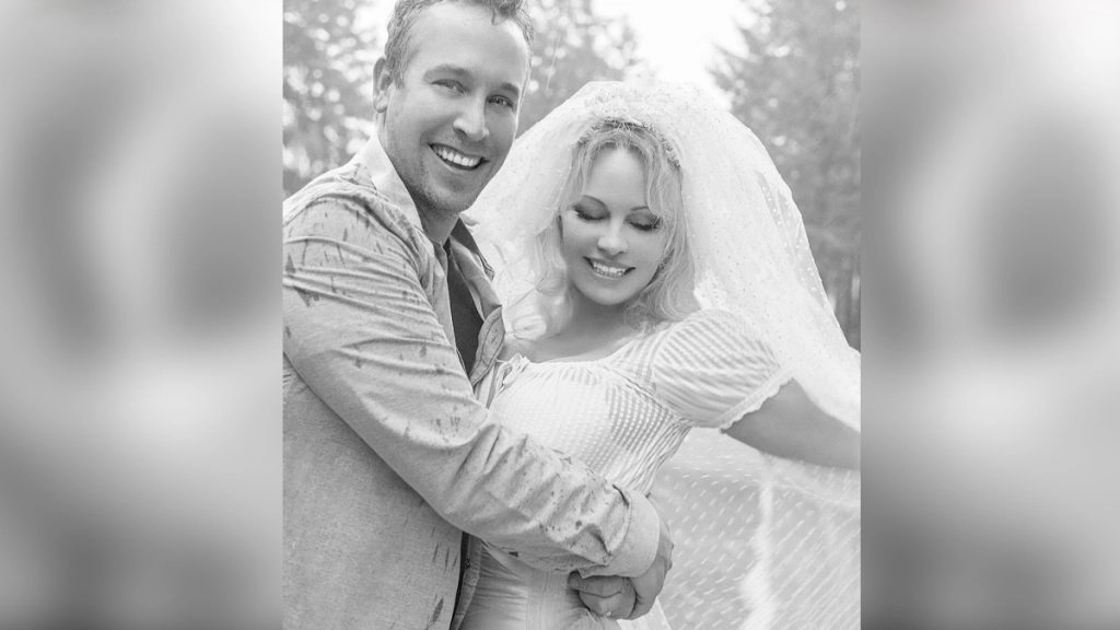 Pamela Anderson ने 6ठी बार रचाई शादी