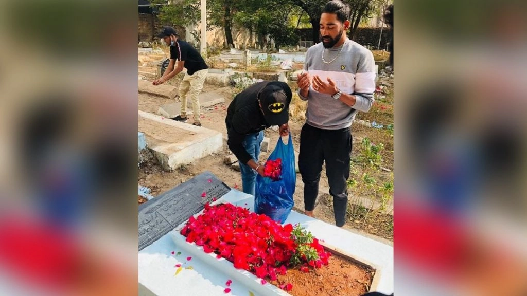AUS से वापस लौटे मोहम्मद सिराज एयरपोर्ट से सीधे पिता की कब्र पर पहुंचे, नम आखों से दी श्रद्धांजलि