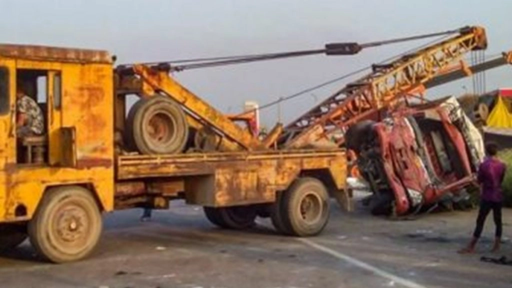 कर्नाटक में सड़क दुर्घटना में 8 लोगों की मौत