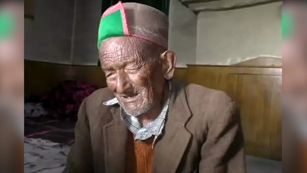 देश के पहले मतदाता ने 103 की उम्र में हिमाचल पंचायत चुनावों में मतदान किया