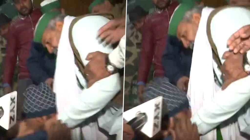 किसान नेता राकेश टिकैत ने समर्थकों और मीडिया कर्मियों के बीच युवक को जड़ा थप्पड़