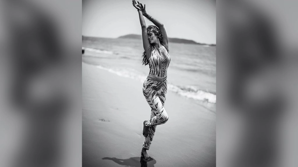 ईशा गुप्ता ने अपनी लेटेस्ट फोटो में दिखाया अपना हॉट अवतार