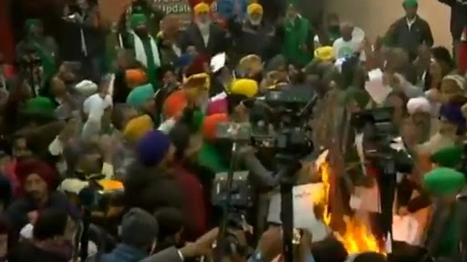 सिंघु बॉर्डर पर किसानों ने लोहड़ी के मौके पर नए कृषि क़ानूनों की प्रतियां जलाई