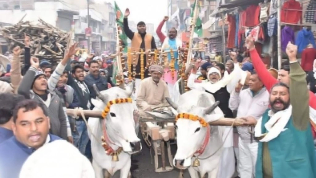 बैलगाड़ी से पहुंचे पूर्व मंत्री