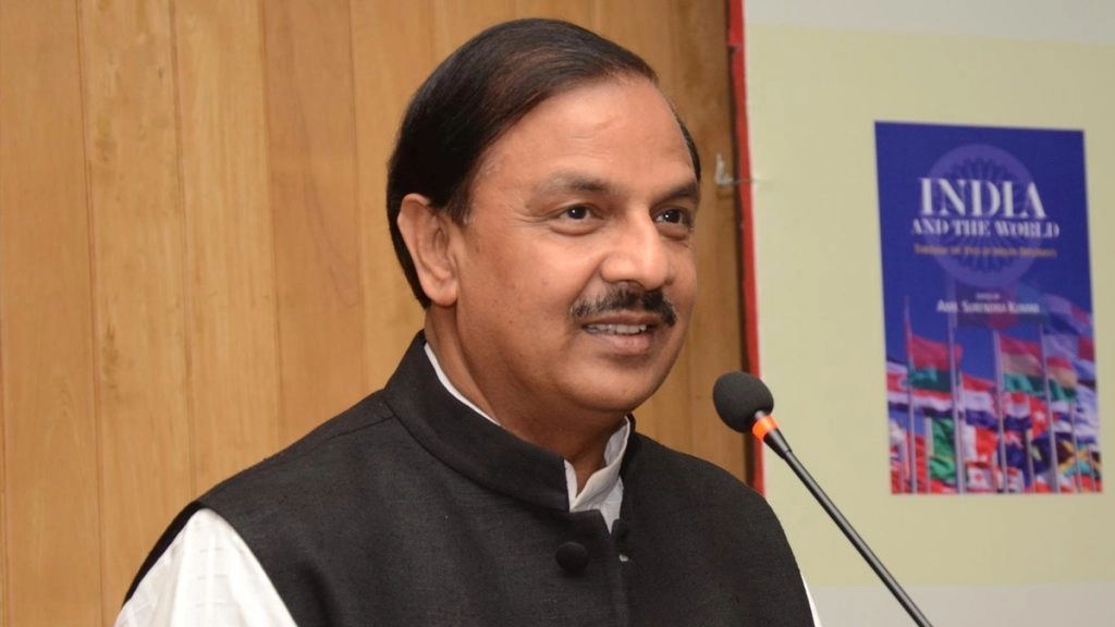 BJP सांसद Dr. Mahesh Sharma ने बतौर फ्रंटलाइन हेल्थकेयर वर्कर के रूप में लगवाया कोरोना का टीका