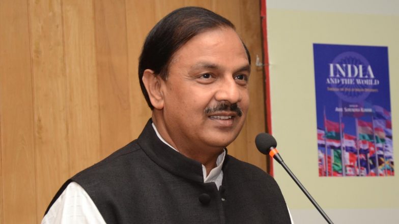 BJP सांसद Dr. Mahesh Sharma ने बतौर फ्रंटलाइन हेल्थकेयर वर्कर के रूप में लगवाया कोरोना का टीका, वैक्सीन पाने वाले पहले एमपी बने