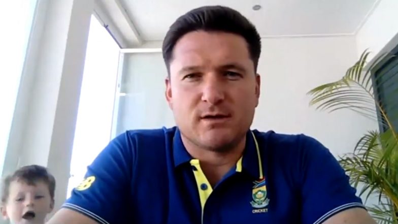 पूर्व अफ्रीकी कप्तान Graeme Smith प्रेस कॉन्फ्रेंस में थे बिजी, बेटे ने कहा- डैडी फीता बांध दो, देखें मजेदार वीडियो