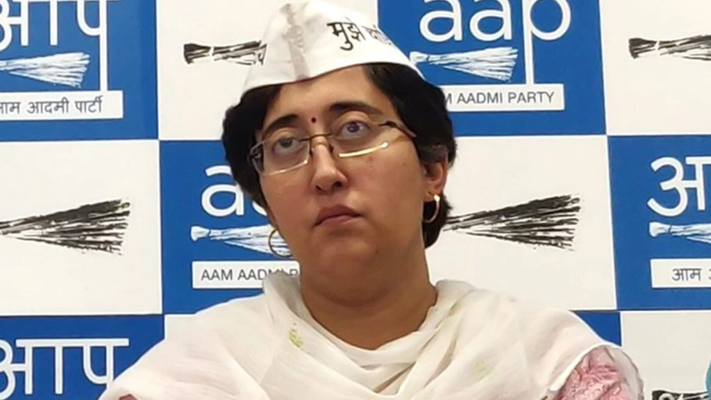 सरकारी स्कूल की कक्षा 9 से 12वीं की छात्राओं को स्मार्टफ़ोन बाँटे