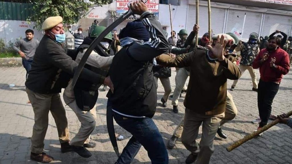 पुलिस ने प्रदर्शनकारियों को रोकने के लिए लाठीचार्ज किया और आंसू गैस का इस्तेमाल किया. 
