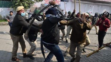 Farmers Protest: सिंघु बॉर्डर पर उग्र हुआ प्रदर्शन, झड़प के बीच तलवार लगने से अलीपुर के SHO हुए घायल