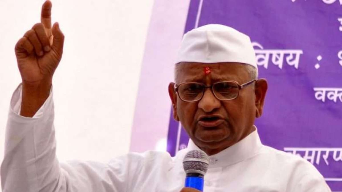 Maharashtra: अन्ना हजारे सीने में दर्द की शिकायत के बाद अस्पताल में भर्ती, एंजियोग्राफी के बाद हालत स्थिर