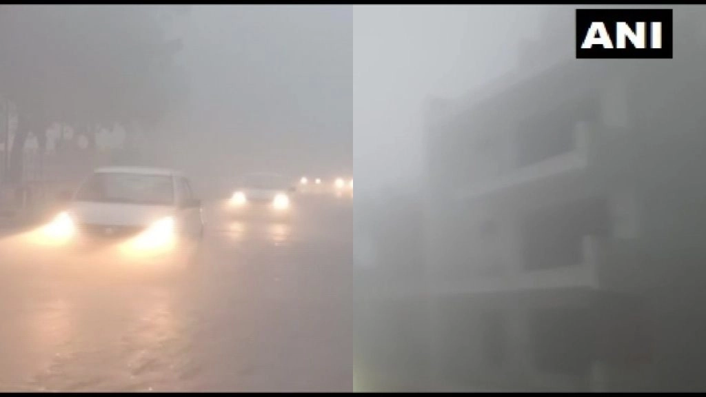 दिल्ली में घने कोहरे के कारण दृश्यता शून्य मीटर, यातायात प्रभावित