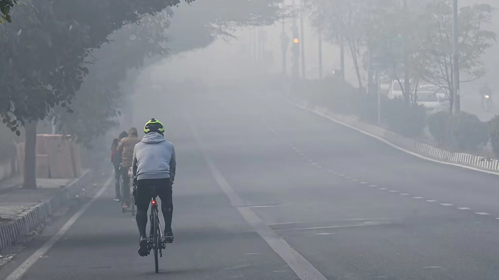 अगले कुछ दिनों में दिल्ली समेत उत्तर भारत के कुछ हिस्सों में कड़ाके की ठंड का अनुमान है.