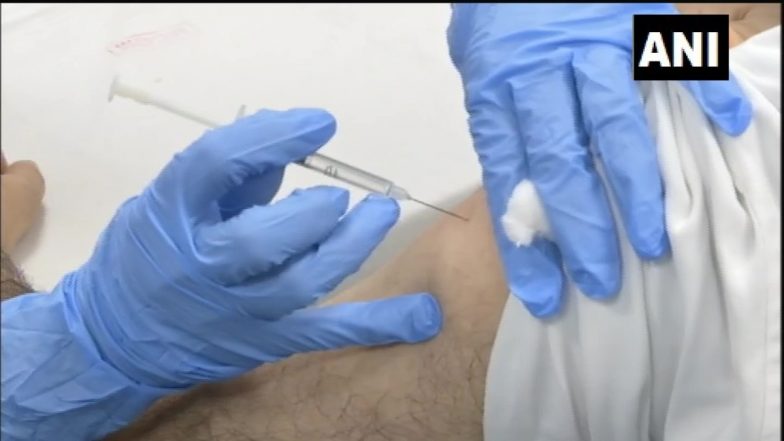 दिल्ली में कोरोना की वैक्सीन लेने के बाद 2 हेल्थ वर्कर्स को सीने में दर्द की शिकायत, कुछ समय ऑब्जर्वेशन में रखने के बाद मिली छुट्टी