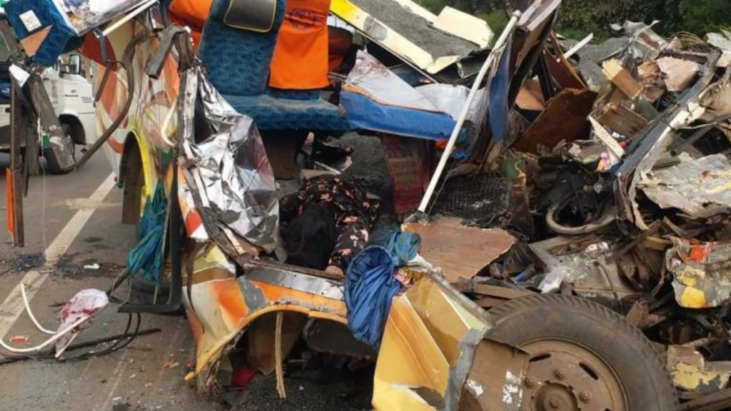 सड़क किनारे बैठे लोगों पर पलटा ट्रक , दो महिलाओं की मौत