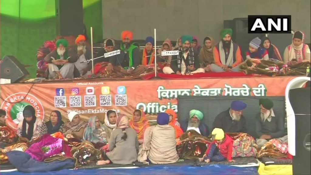 ठंड और बारिश के बावजदू अपनी मांगों पर अडिग किसानों ने आंदोलन तेज करने की दी चेतावनी 